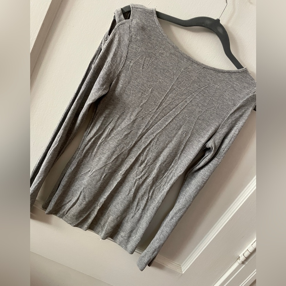 Shirt:Cutout long sleeves